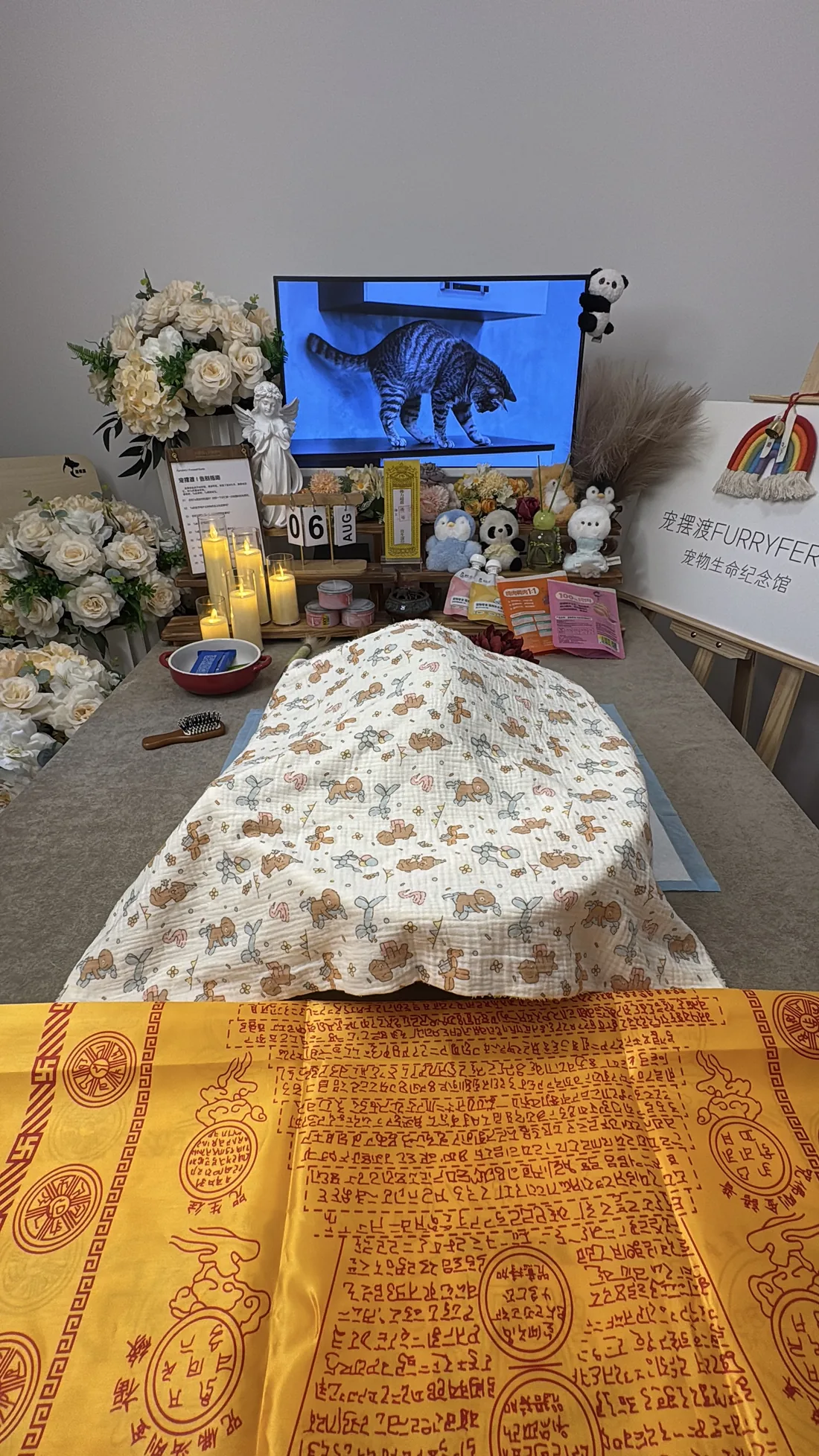 烟台宠物告别仪式中的鲜花与纪念照片
